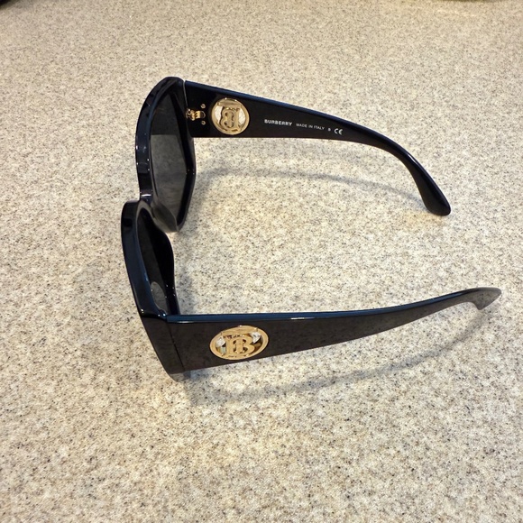 Burberry sunglasses - Picture 1 of 5